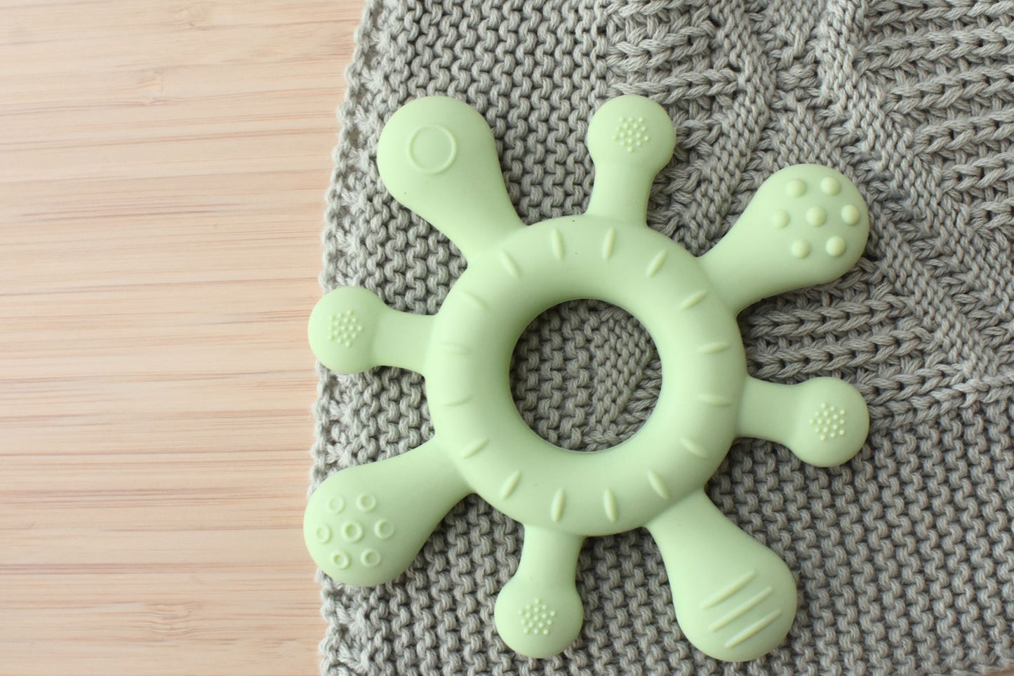 SENSORY SILICONE SPLASH TEETHER-GREEN