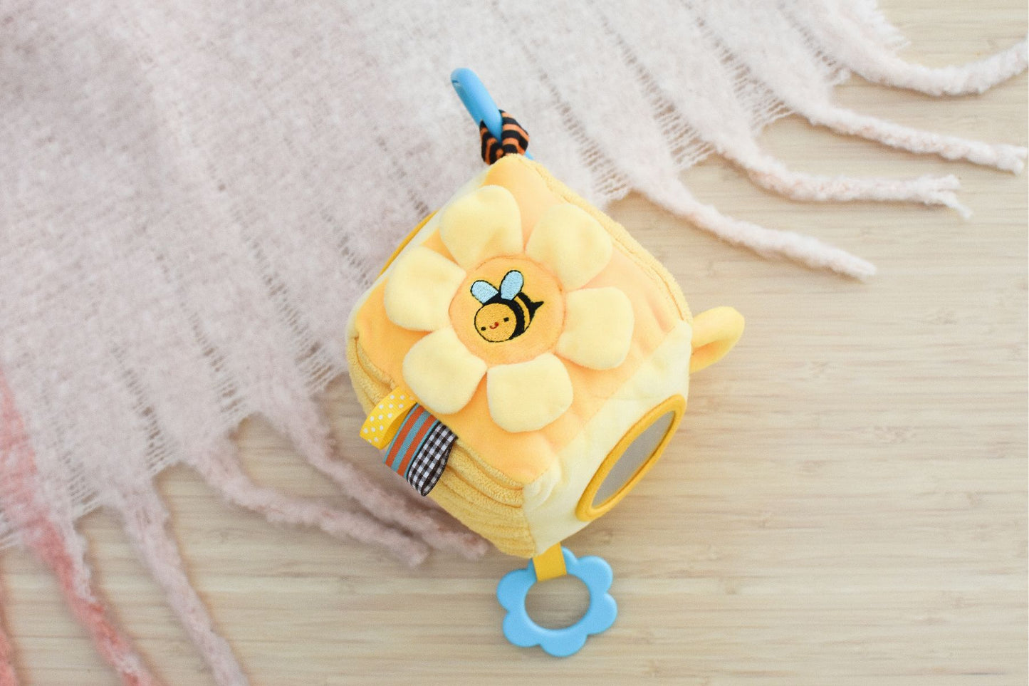 SNUGGLE BUDDY HUNNY BEE DISCOVERY CUBE