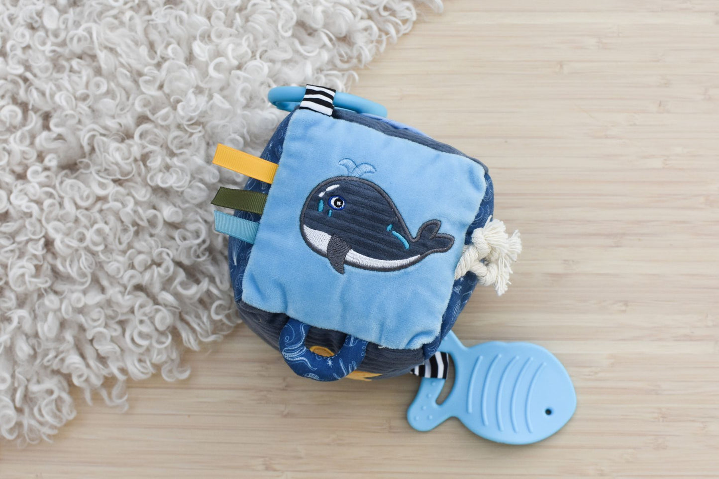 SNUGGLE BUDDY SPLASHY WHALE DISCOVERY CUBE