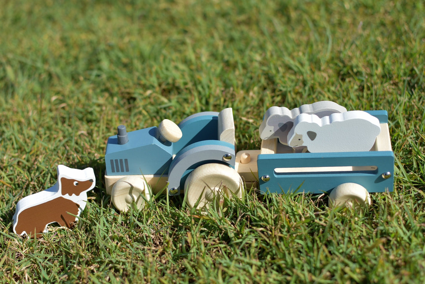 WOODEN TRACTOR WITH SHEEP DOG